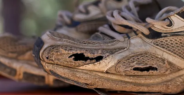 zapatillas de running muy gastadas rotas
